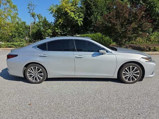 Photo of 2019 Silver Lexus ES 350