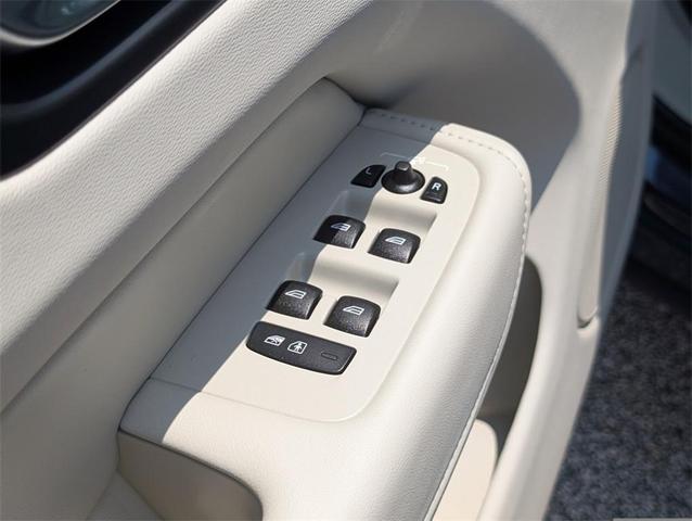 Photo of 2022 Denim Blue Metallic Volvo XC60