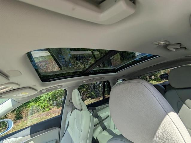 Photo of 2025 White Volvo XC90