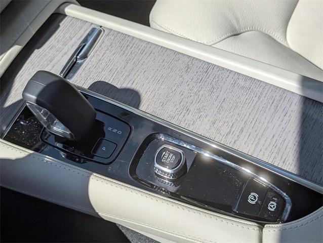 Photo of 2025 White Volvo XC90