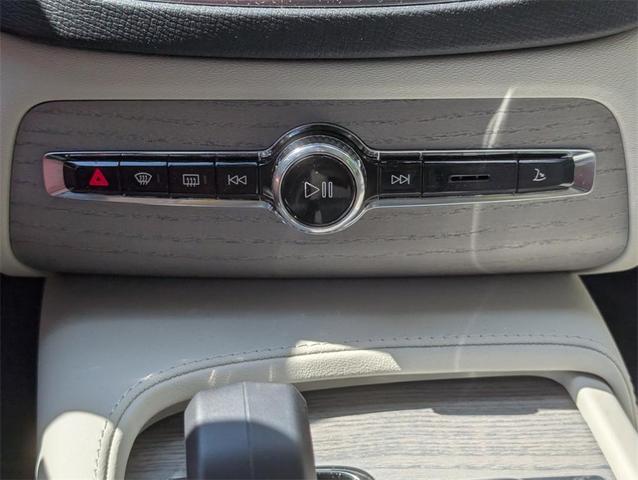 Photo of 2025 White Volvo XC90