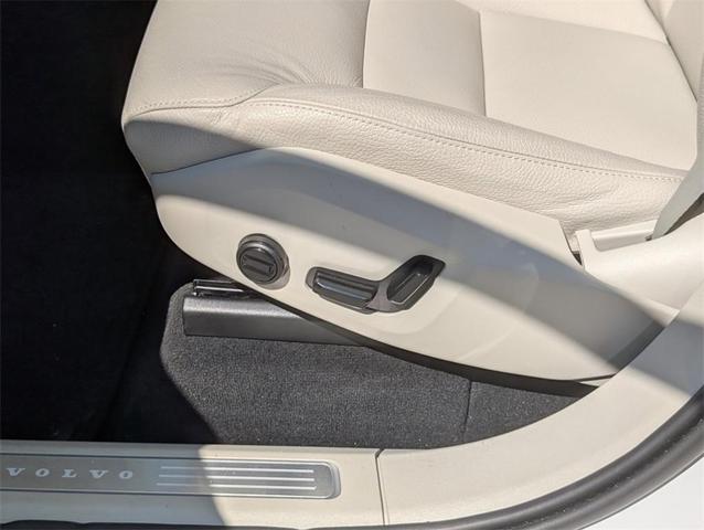 Photo of 2025 White Volvo XC90
