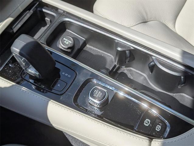 Photo of 2025 White Volvo XC90