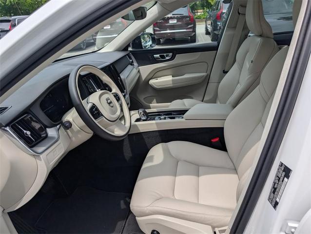 Photo of 2025 Crystal White Volvo XC60