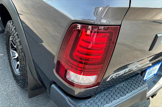 Photo of 2016 Granite Crystal Metallic Clearcoat RAM 1500