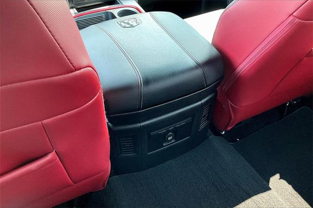 Photo of 2016 Granite Crystal Metallic Clearcoat RAM 1500