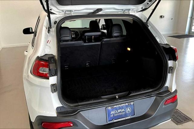 Photo of 2017 Bright White Clearcoat Jeep Cherokee