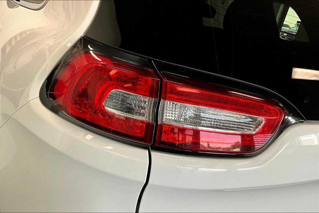 Photo of 2017 Bright White Clearcoat Jeep Cherokee
