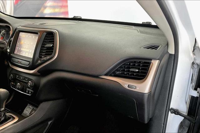 Photo of 2017 Bright White Clearcoat Jeep Cherokee