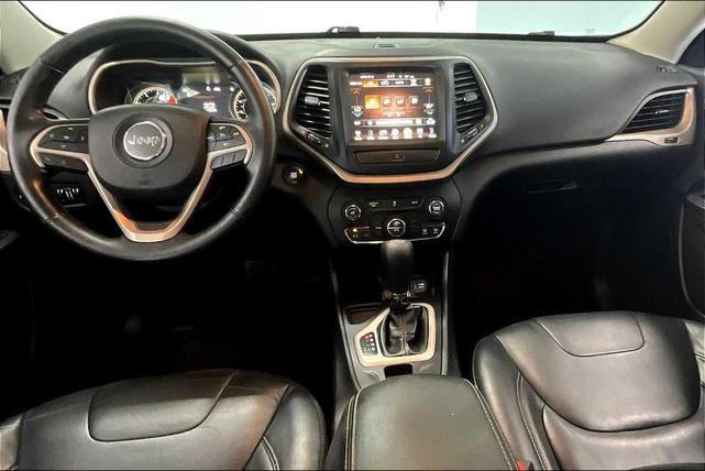 Photo of 2017 Bright White Clearcoat Jeep Cherokee