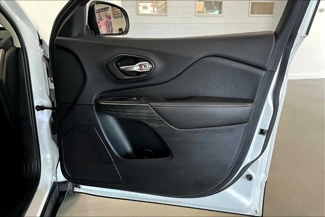 Photo of 2017 Bright White Clearcoat Jeep Cherokee