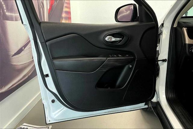 Photo of 2017 Bright White Clearcoat Jeep Cherokee