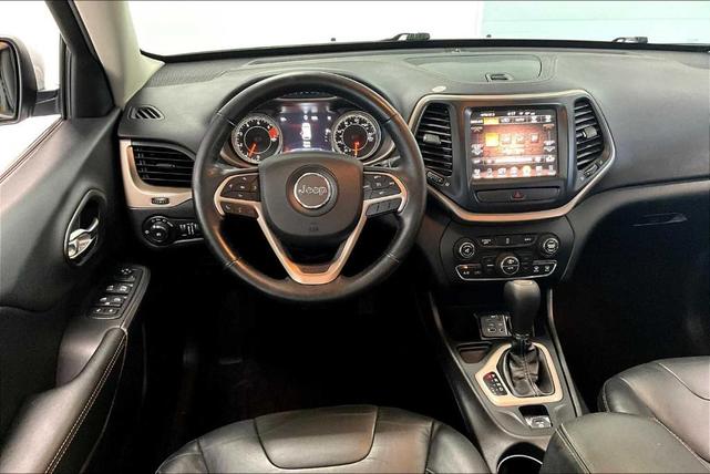 Photo of 2017 Bright White Clearcoat Jeep Cherokee