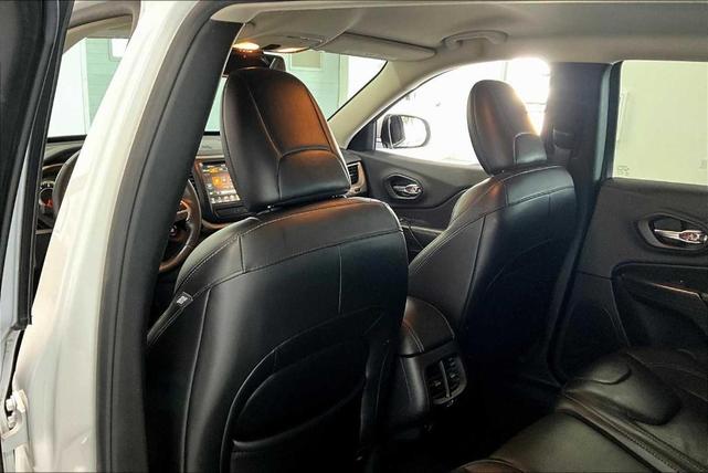 Photo of 2017 Bright White Clearcoat Jeep Cherokee