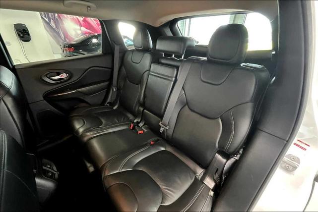 Photo of 2017 Bright White Clearcoat Jeep Cherokee