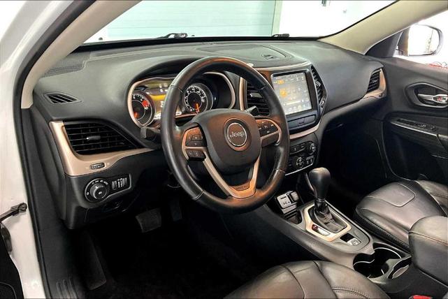 Photo of 2017 Bright White Clearcoat Jeep Cherokee