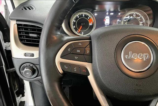 Photo of 2017 Bright White Clearcoat Jeep Cherokee