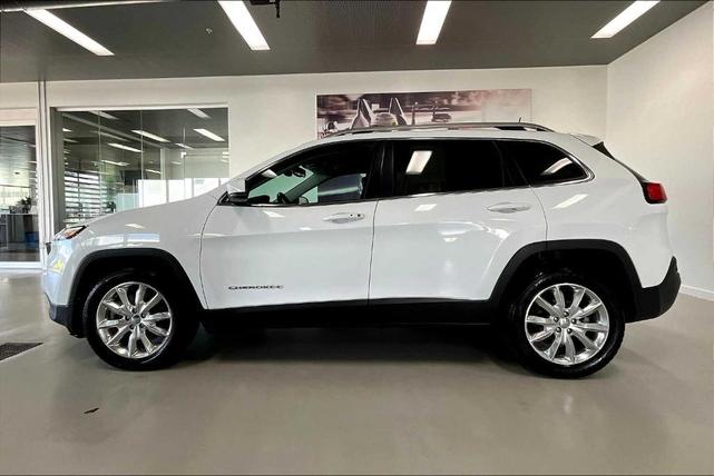 Photo of 2017 Bright White Clearcoat Jeep Cherokee