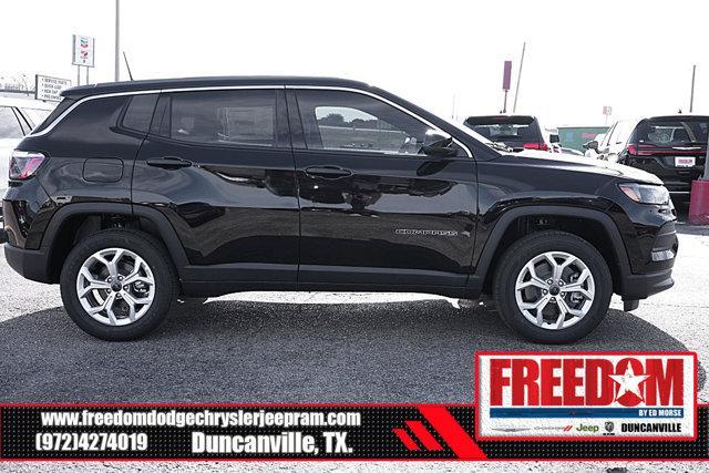 Photo of 2025 Diamond Black Crystal Pearlcoat Jeep Compass