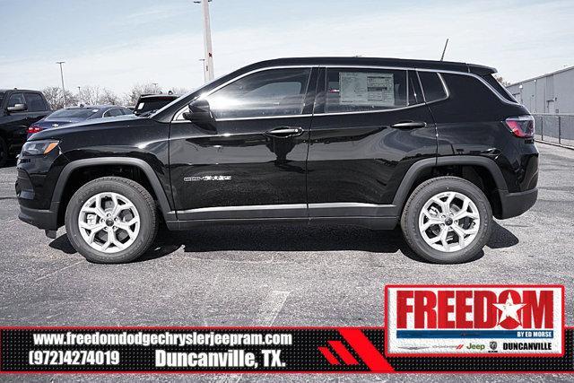 Photo of 2025 Diamond Black Crystal Pearlcoat Jeep Compass