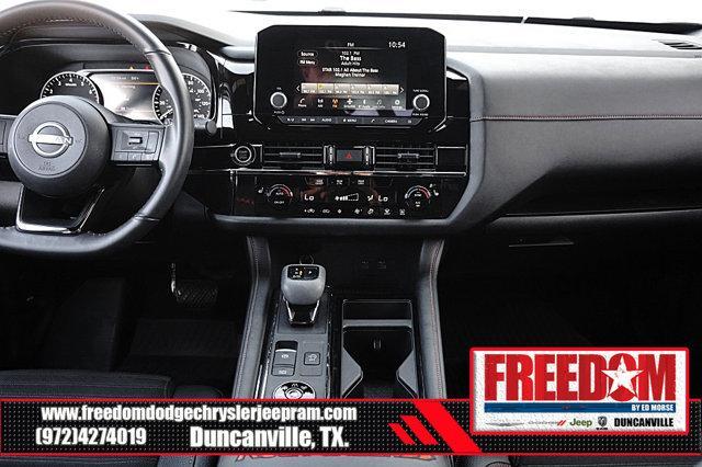 Photo of 2024 Pearl White Tricoat/Super Black Nissan Pathfinder