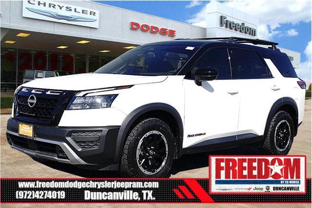 Photo of 2024 Pearl White Tricoat/Super Black Nissan Pathfinder