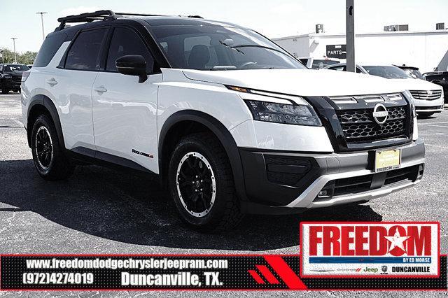 Photo of 2024 Pearl White Tricoat/Super Black Nissan Pathfinder