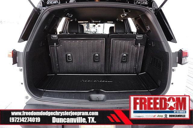Photo of 2024 Pearl White Tricoat/Super Black Nissan Pathfinder