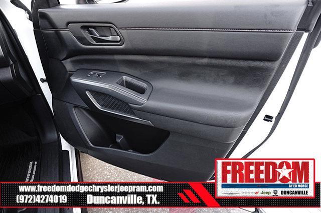 Photo of 2024 Pearl White Tricoat/Super Black Nissan Pathfinder