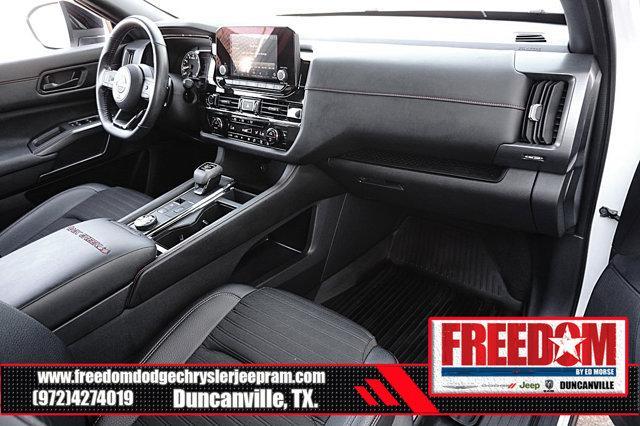 Photo of 2024 Pearl White Tricoat/Super Black Nissan Pathfinder