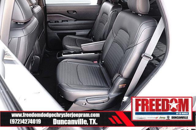 Photo of 2024 Pearl White Tricoat/Super Black Nissan Pathfinder