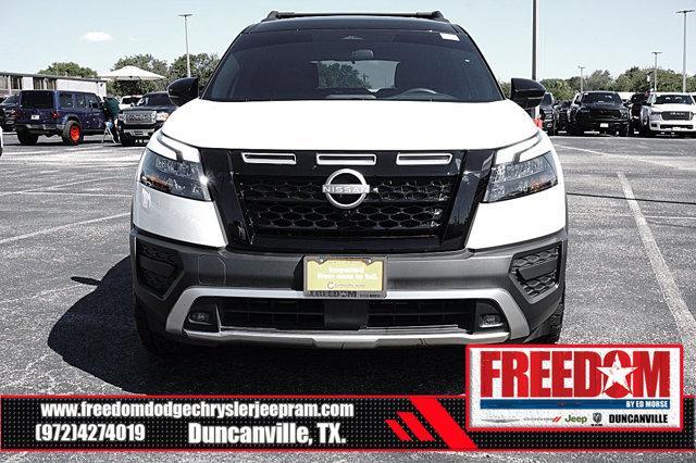 Photo of 2024 Pearl White Tricoat/Super Black Nissan Pathfinder