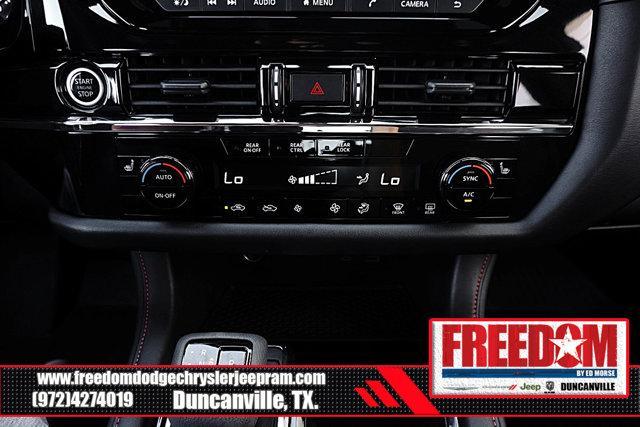 Photo of 2024 Pearl White Tricoat/Super Black Nissan Pathfinder