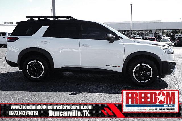 Photo of 2024 Pearl White Tricoat/Super Black Nissan Pathfinder