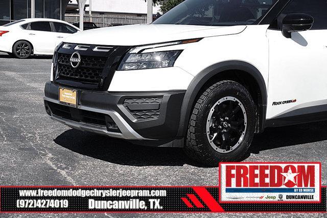 Photo of 2024 Pearl White Tricoat/Super Black Nissan Pathfinder