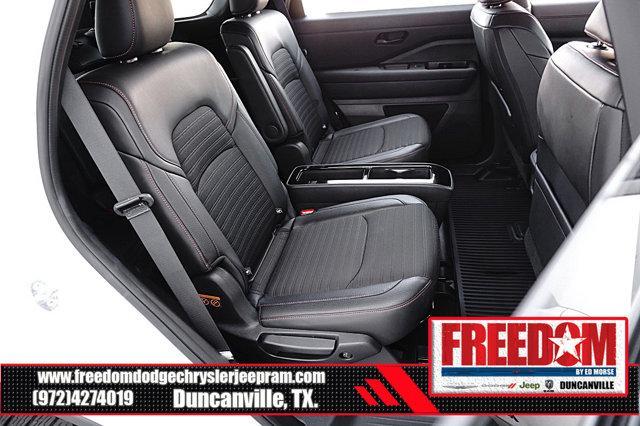 Photo of 2024 Pearl White Tricoat/Super Black Nissan Pathfinder