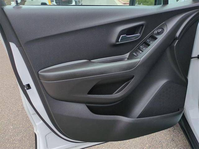 Photo of 2021 Summit White Chevrolet Trax