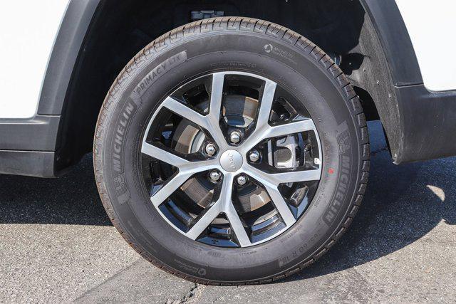 Photo of 2024 Bright White Clearcoat Jeep Grand Cherokee L