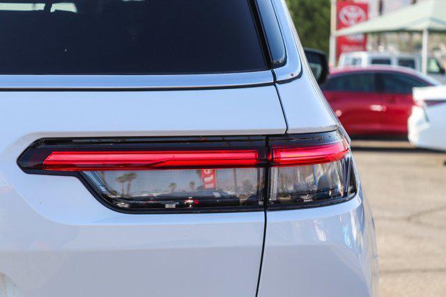 Photo of 2024 Bright White Clearcoat Jeep Grand Cherokee L