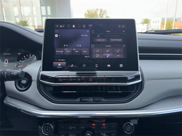 Photo of 2022 Bright White Clearcoat Jeep Compass