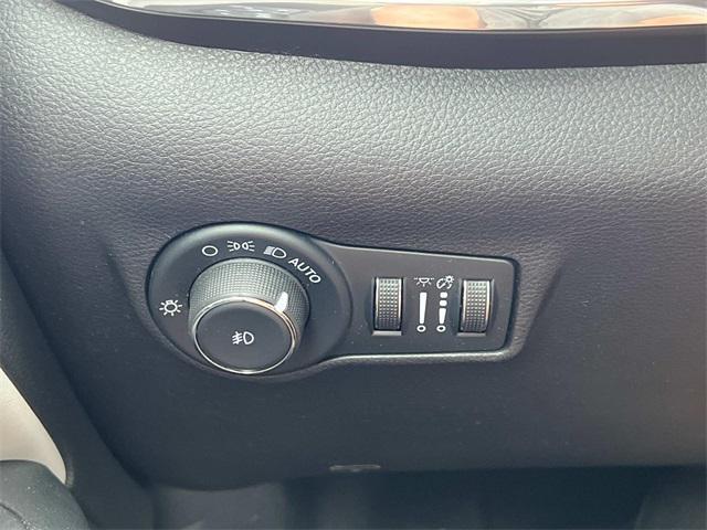 Photo of 2022 Bright White Clearcoat Jeep Compass