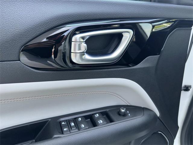 Photo of 2022 Bright White Clearcoat Jeep Compass