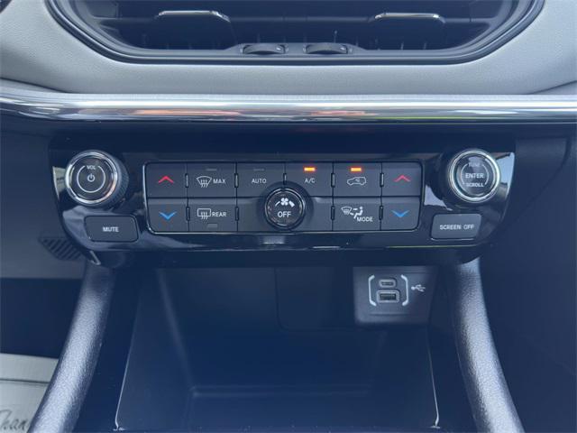 Photo of 2022 Bright White Clearcoat Jeep Compass