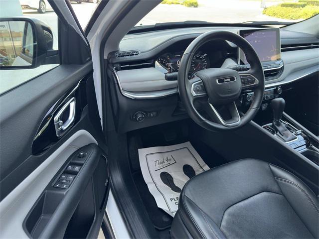 Photo of 2022 Bright White Clearcoat Jeep Compass
