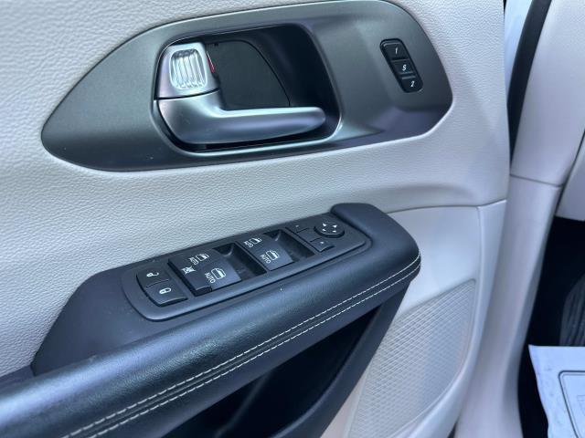 Photo of 2022 Bright White Clearcoat Chrysler Pacifica