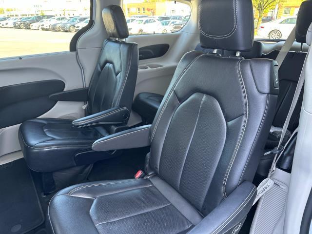 Photo of 2022 Bright White Clearcoat Chrysler Pacifica