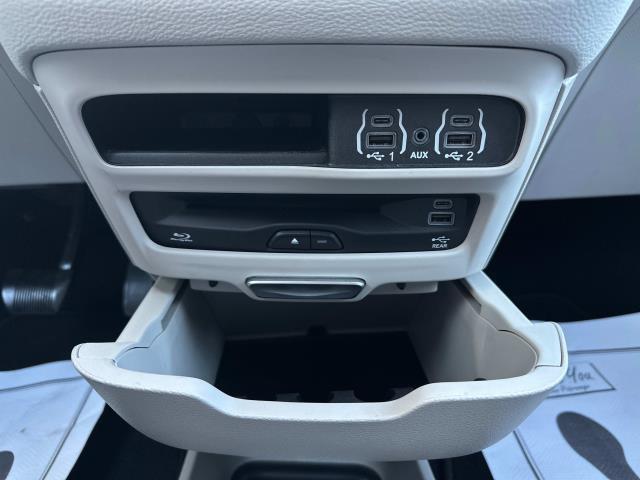Photo of 2022 Bright White Clearcoat Chrysler Pacifica
