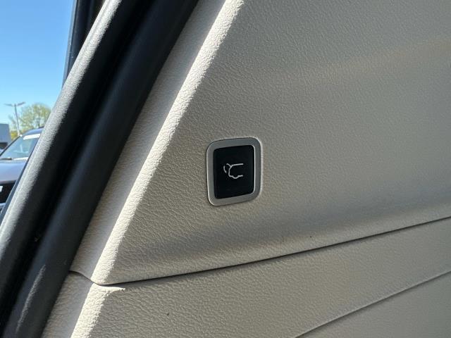 Photo of 2022 Bright White Clearcoat Chrysler Pacifica