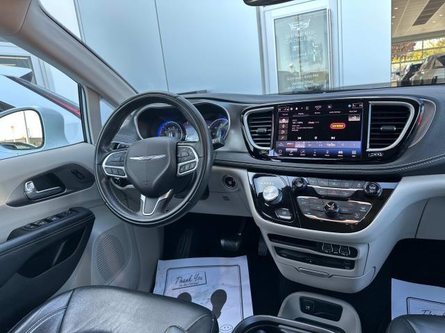 Photo of 2022 Bright White Clearcoat Chrysler Pacifica