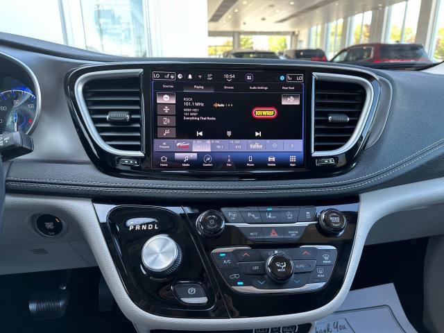 Photo of 2022 Bright White Clearcoat Chrysler Pacifica
